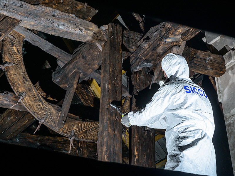 Wiederherstellungsarbeiten nach dem Brandschaden Sandstrahlen um Brandfolgen zu beseitigen und Wiederherstellungsarbeiten sowie die Schadstoffsanierung schließen an die ersten Arbeiten an